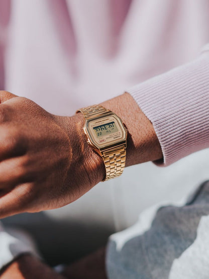 Casio Vintage Mod. Iconic. Gold