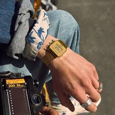 Casio Vint. Mod. Iconic Slim Design - Gol…
